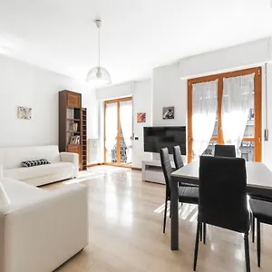 https://cenisio-m5-lovely-apartment-balcony-and-free-parking.italymilanhotels.net